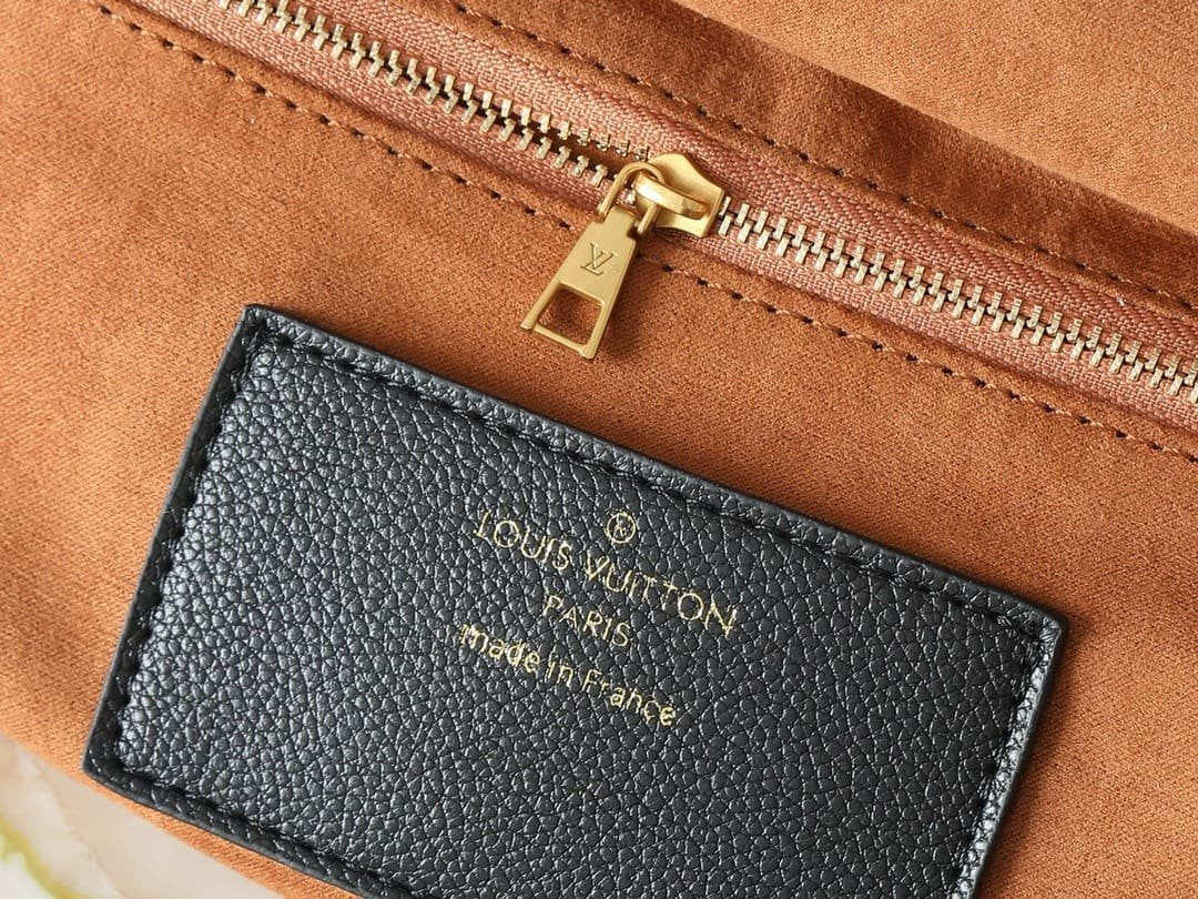Louis Vuitton M24639 Soft Twist