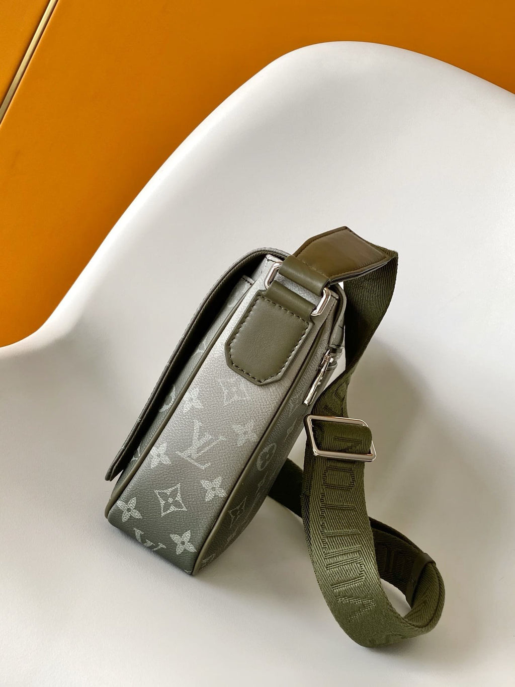 Louis Vuitton M11593 District PM