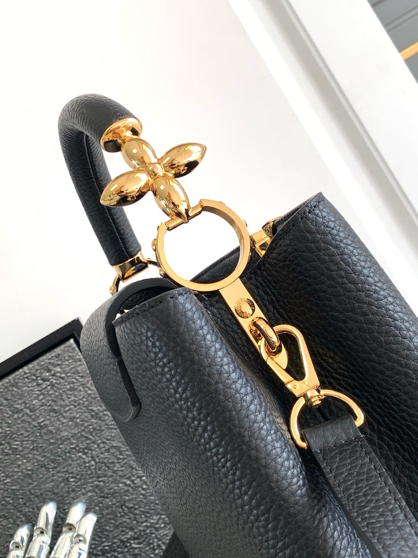 Louis Vuitton M24698 Capucines BB