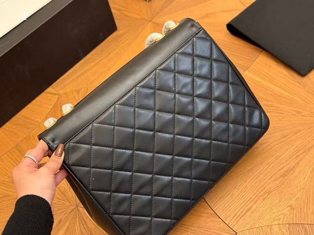 CHANEL 1992 shoulder bag with flap top