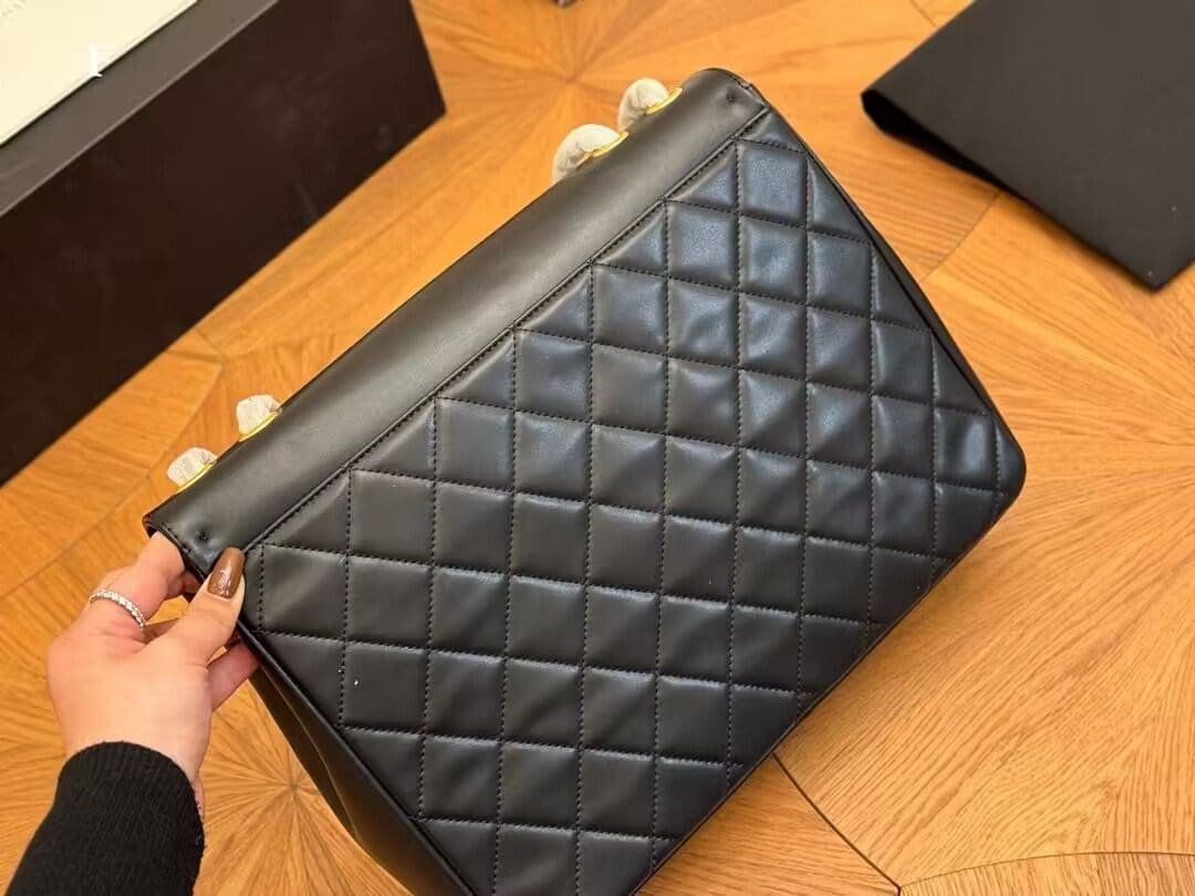 CHANEL 1992 shoulder bag with flap top