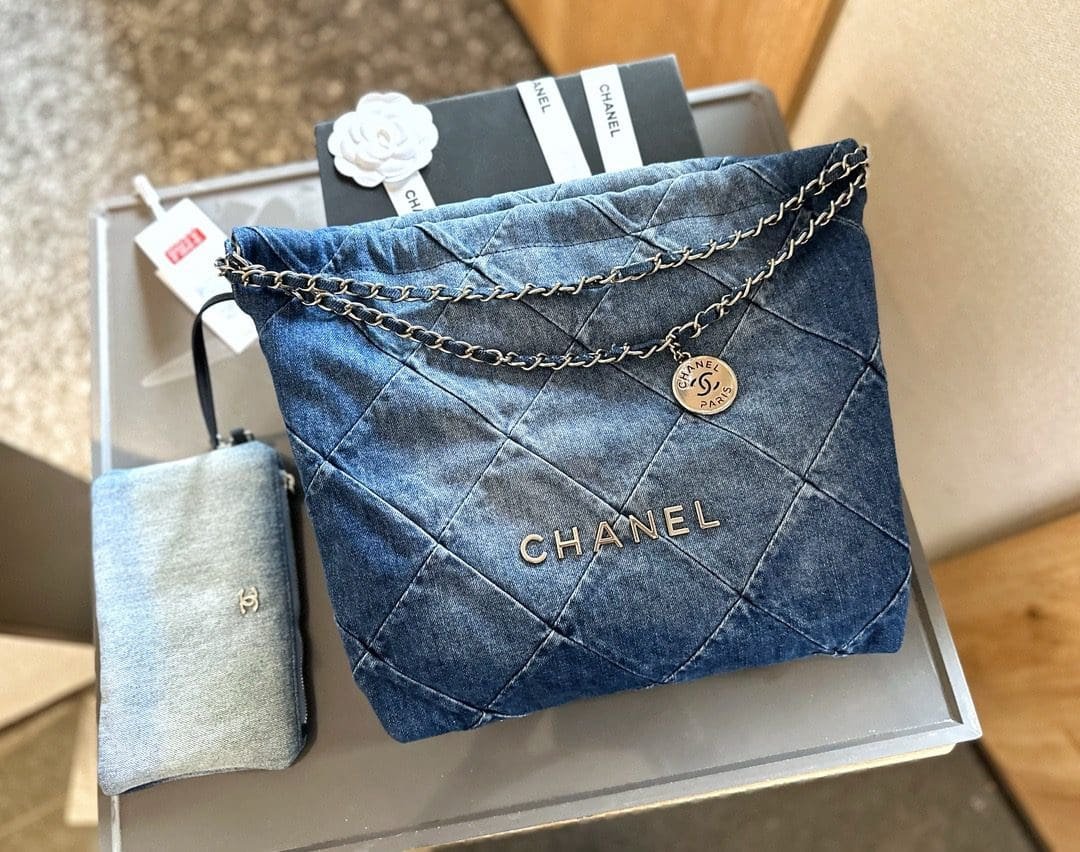 CHANEL 22 in denim small