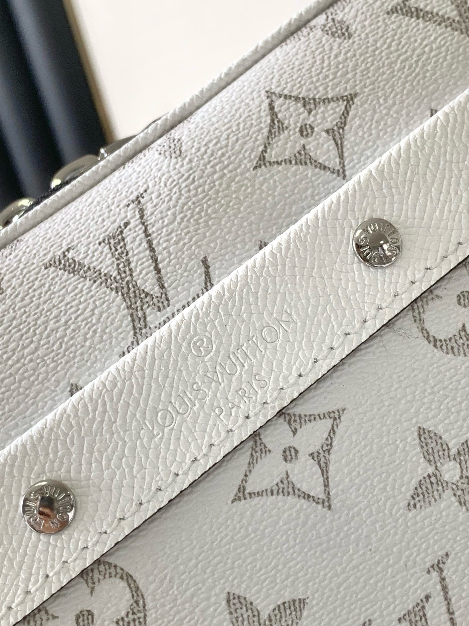 Louis Vuitton M31069 Alpha Messenger