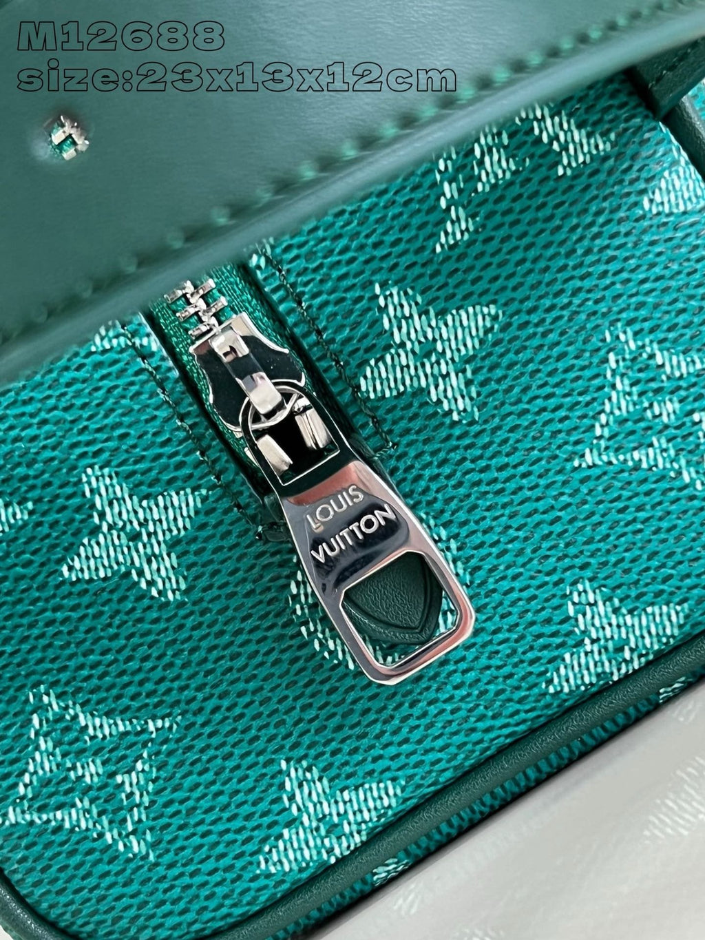 Louis Vuitton M12688 Locker Dopp Kit