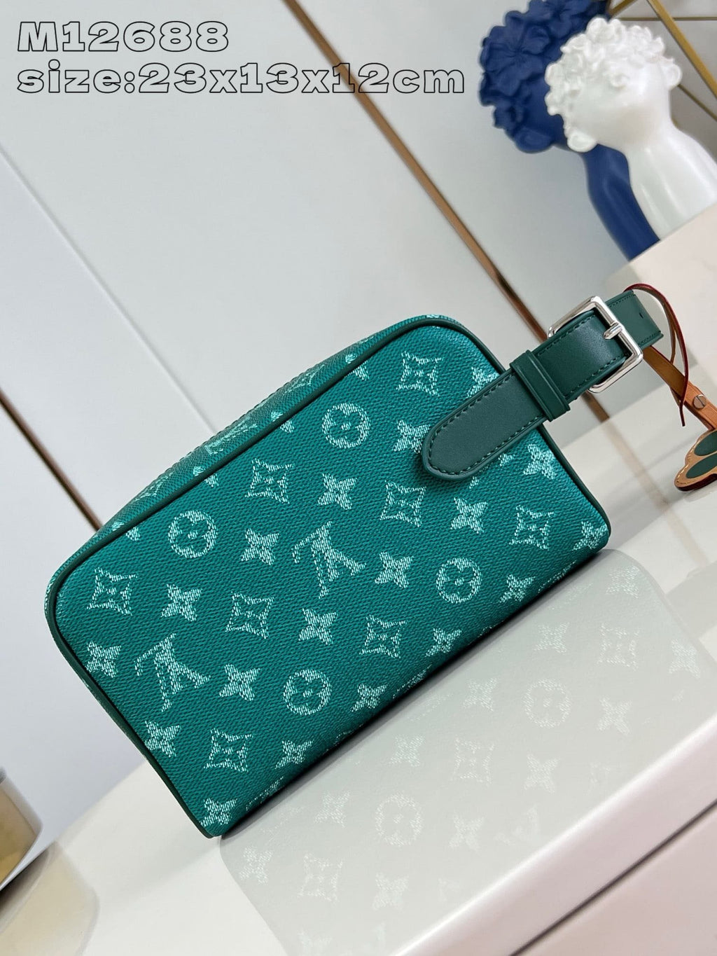 Louis Vuitton M12688 Locker Dopp Kit