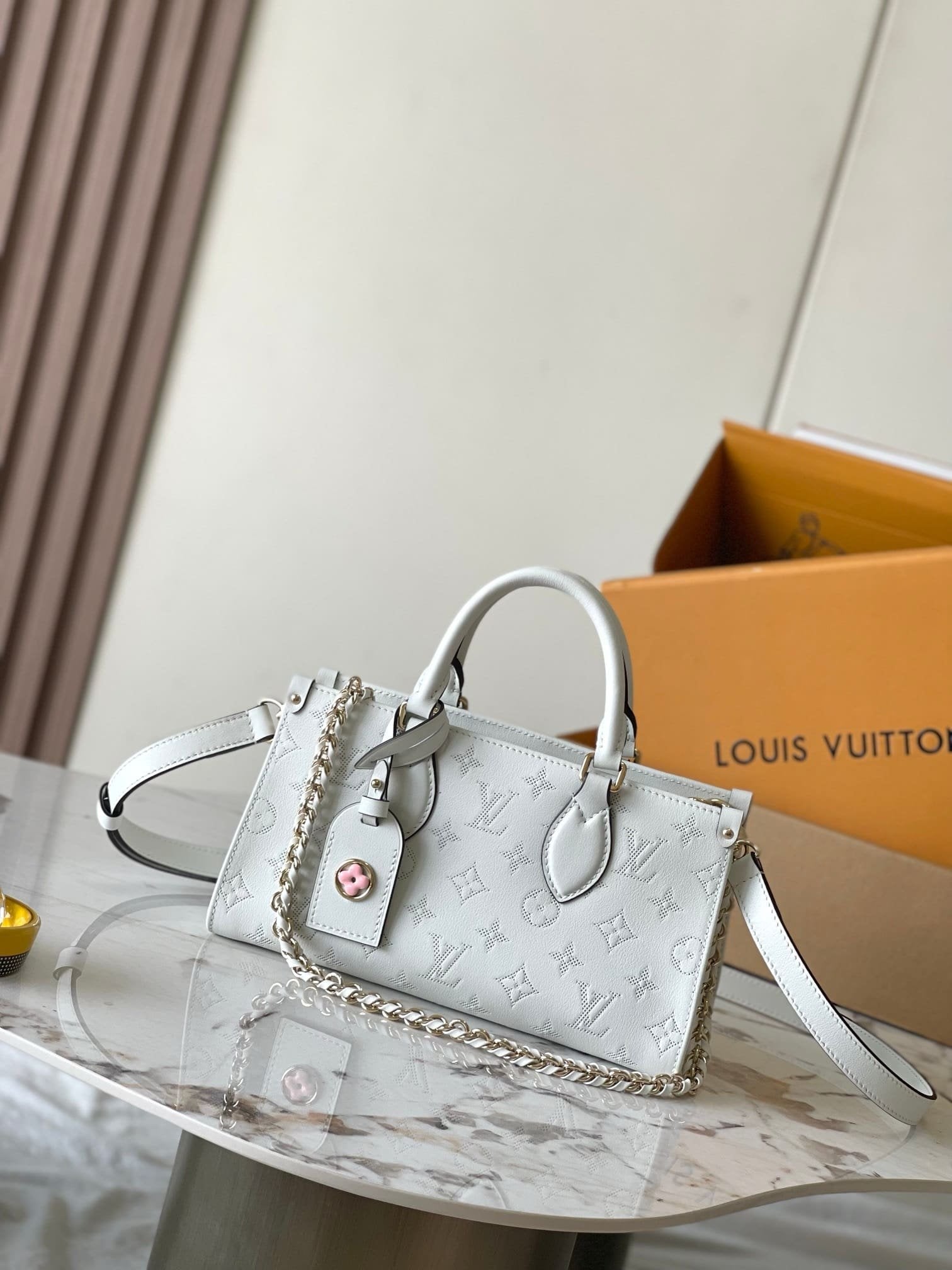 Louis Vuitton M11274 OnTheGo East West