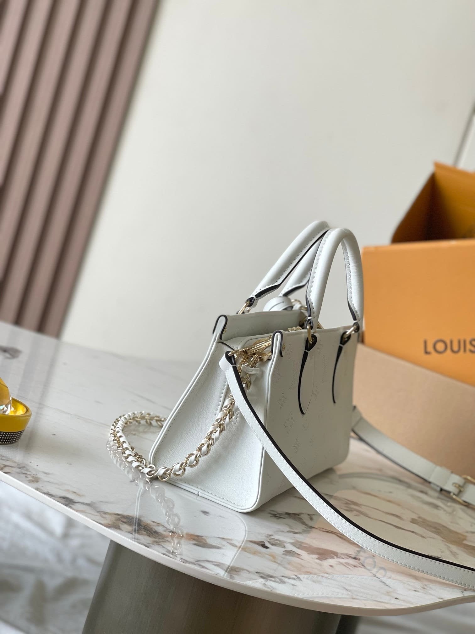 Louis Vuitton M11274 OnTheGo East West