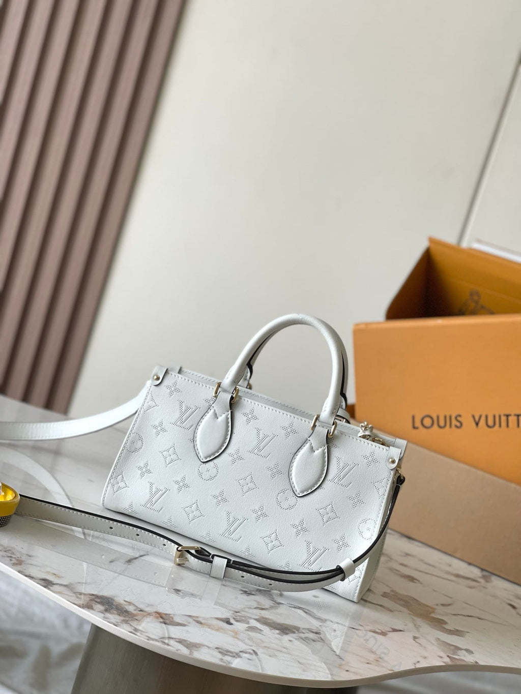 Louis Vuitton M11274 OnTheGo East West