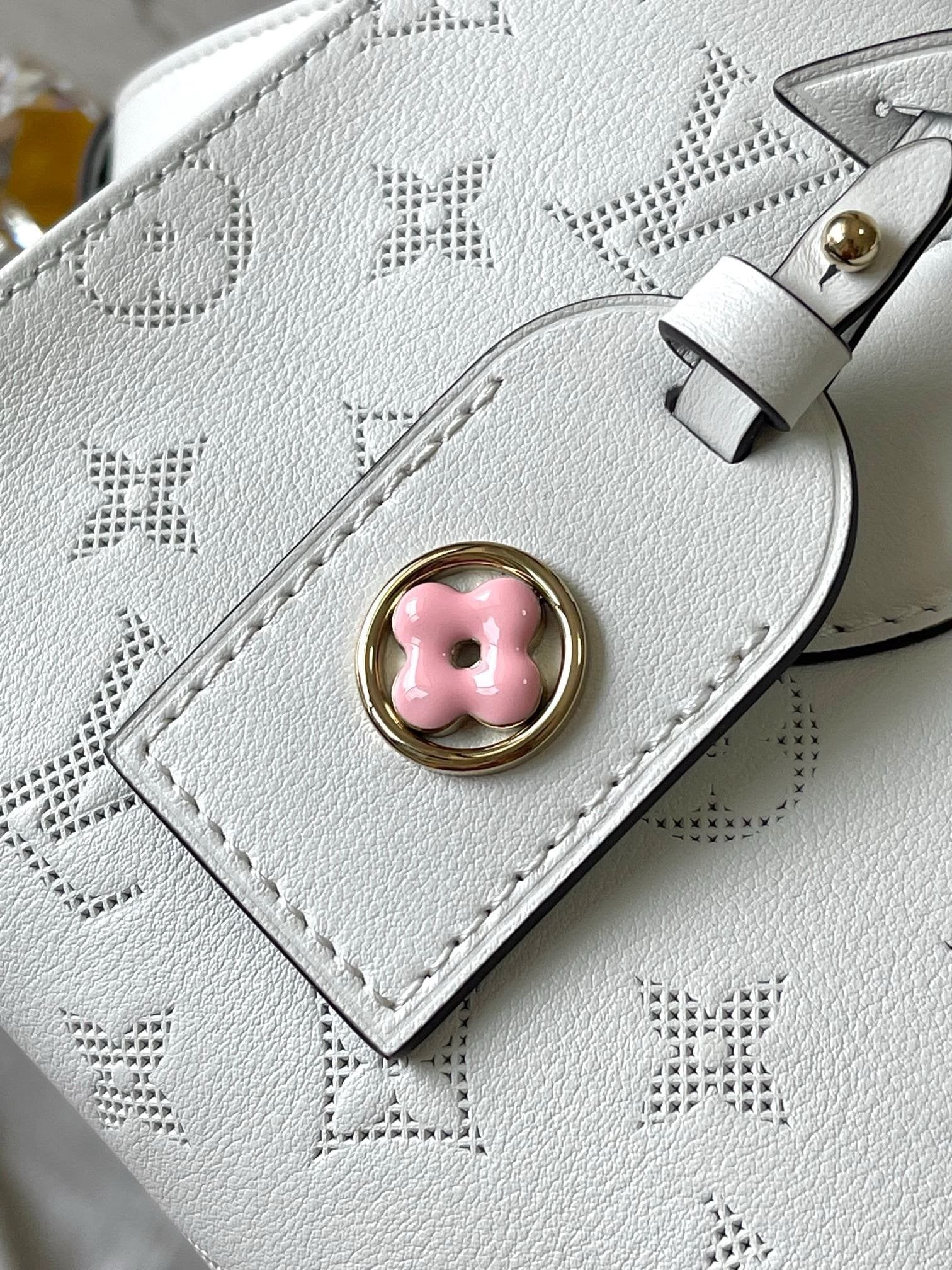 Louis Vuitton M11274 OnTheGo East West