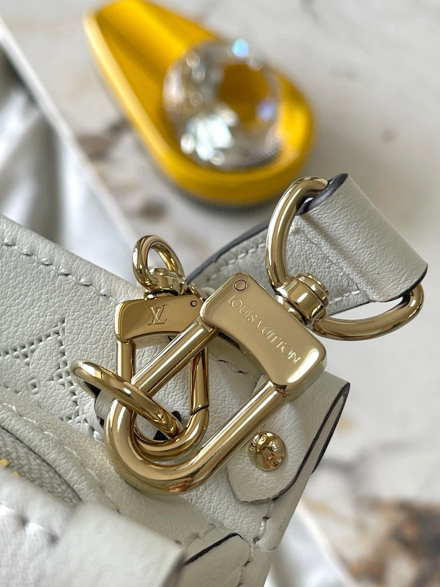 Louis Vuitton M11274 OnTheGo East West