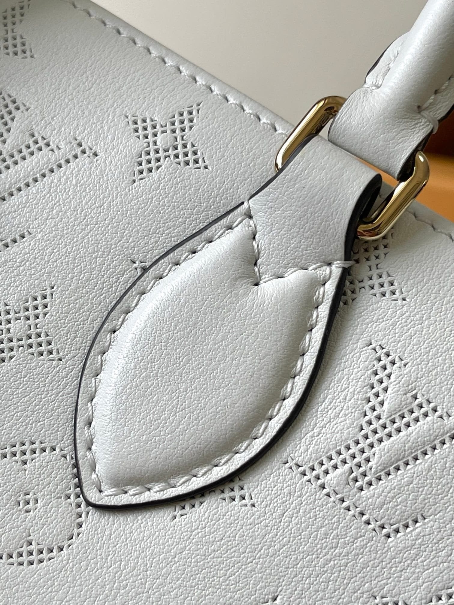 Louis Vuitton M11274 OnTheGo East West