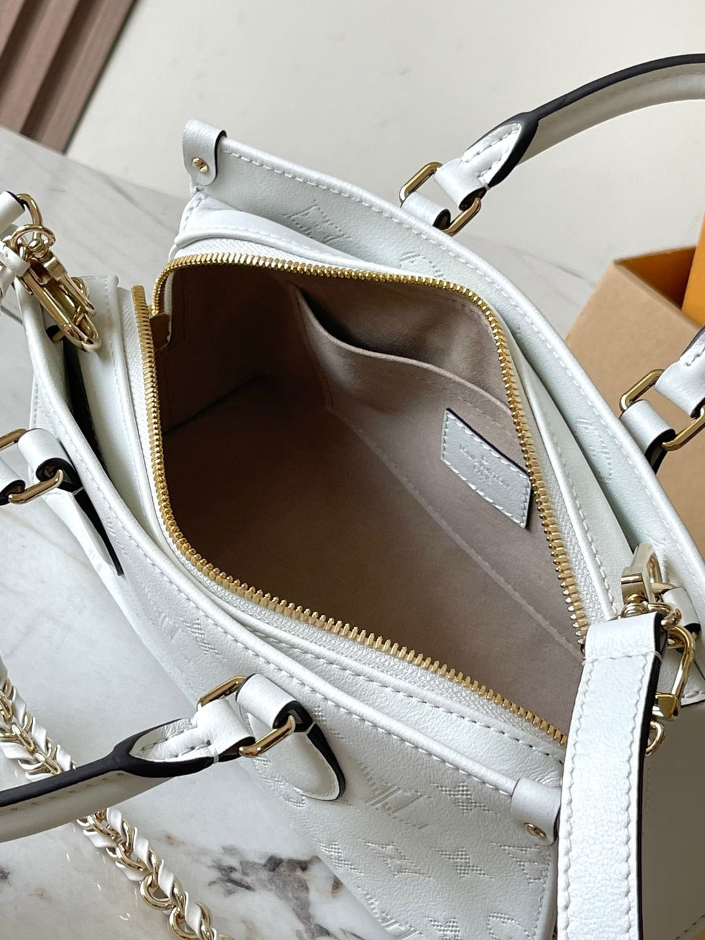 Louis Vuitton M11274 OnTheGo East West