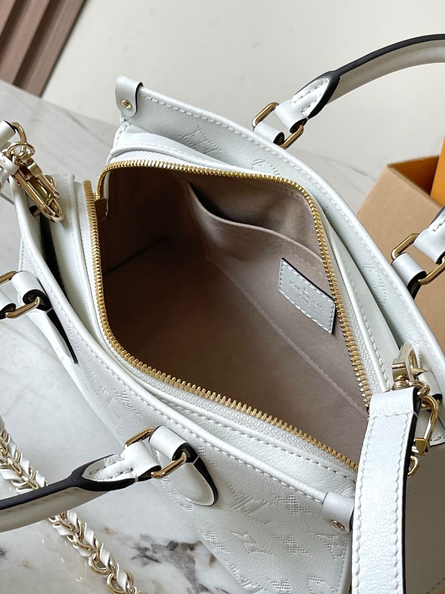 Louis Vuitton M11274 OnTheGo East West