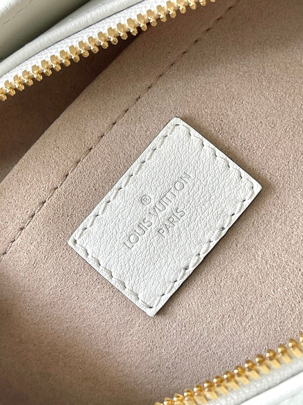 Louis Vuitton M11274 OnTheGo East West