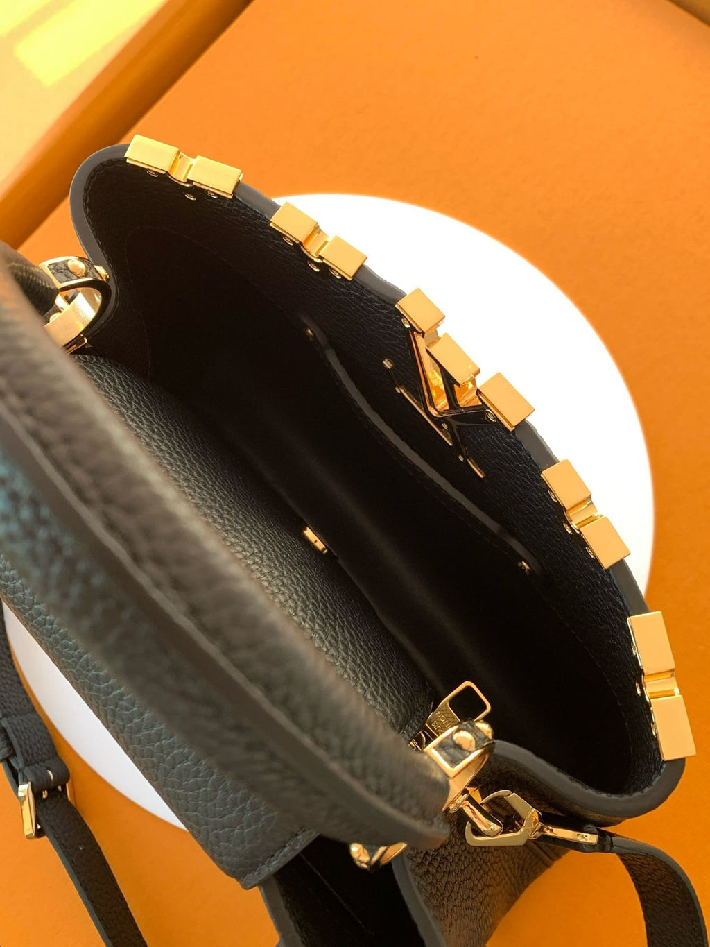 Louis Vuitton M25404 Capucines BB