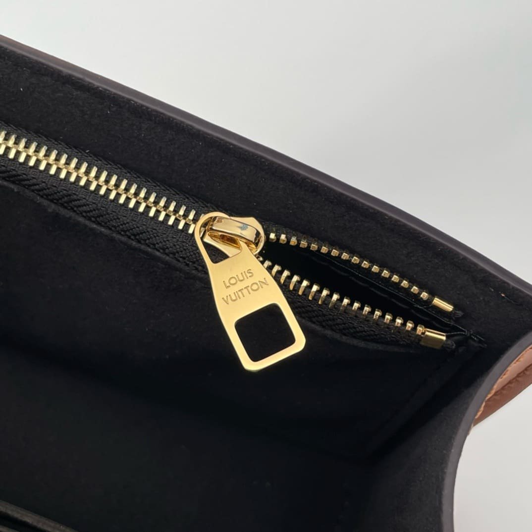 Louis Vuitton Dauphine Chain Wallet M68746