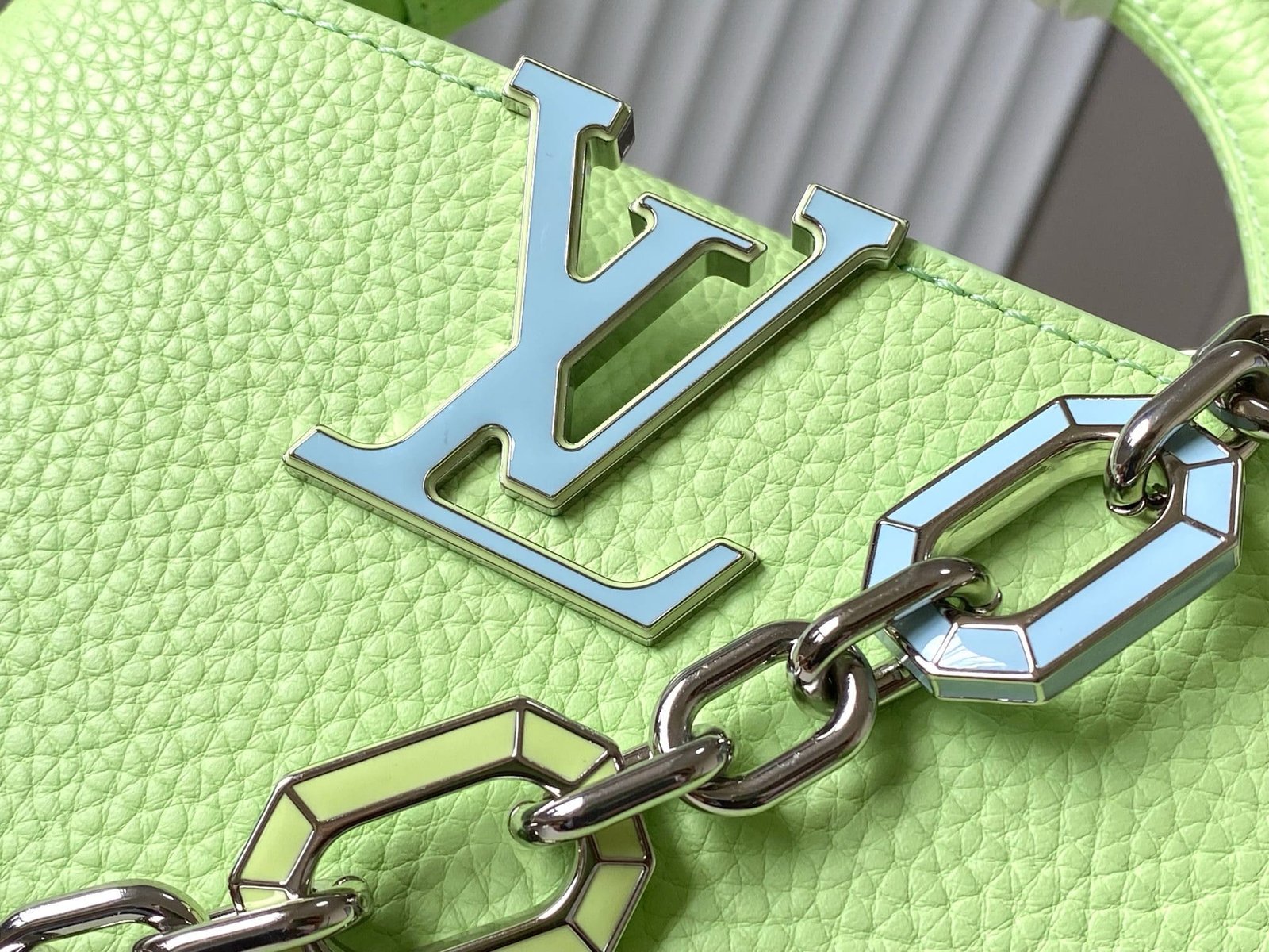 Louis Vuitton M24683 Capucines Mini