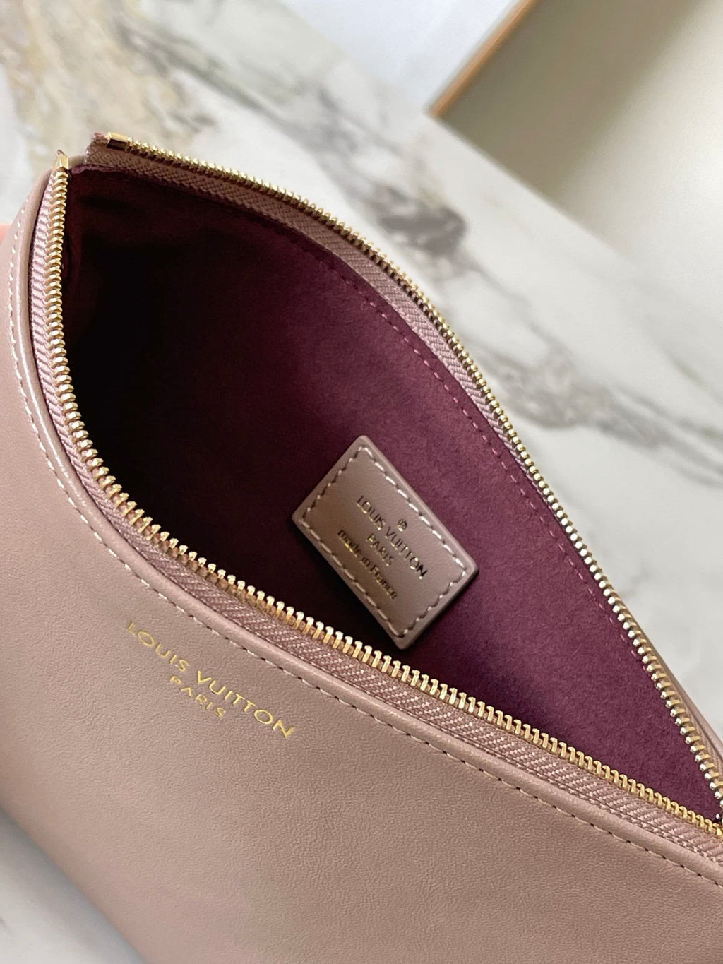 Louis Vuitton M12071 Coussin Hobo MM