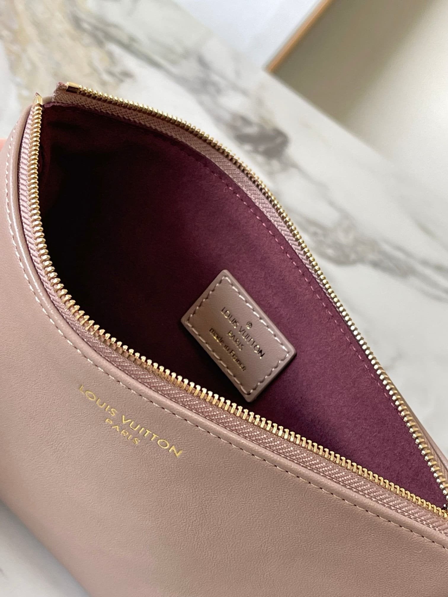 Louis Vuitton M12071 Coussin Hobo MM