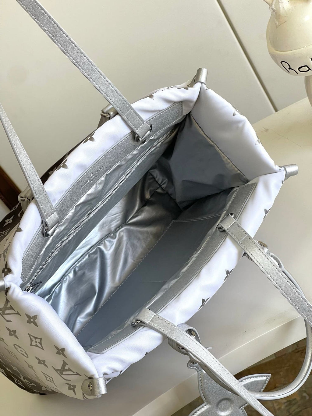 Louis Vuitton M11847 OnTheGo MM