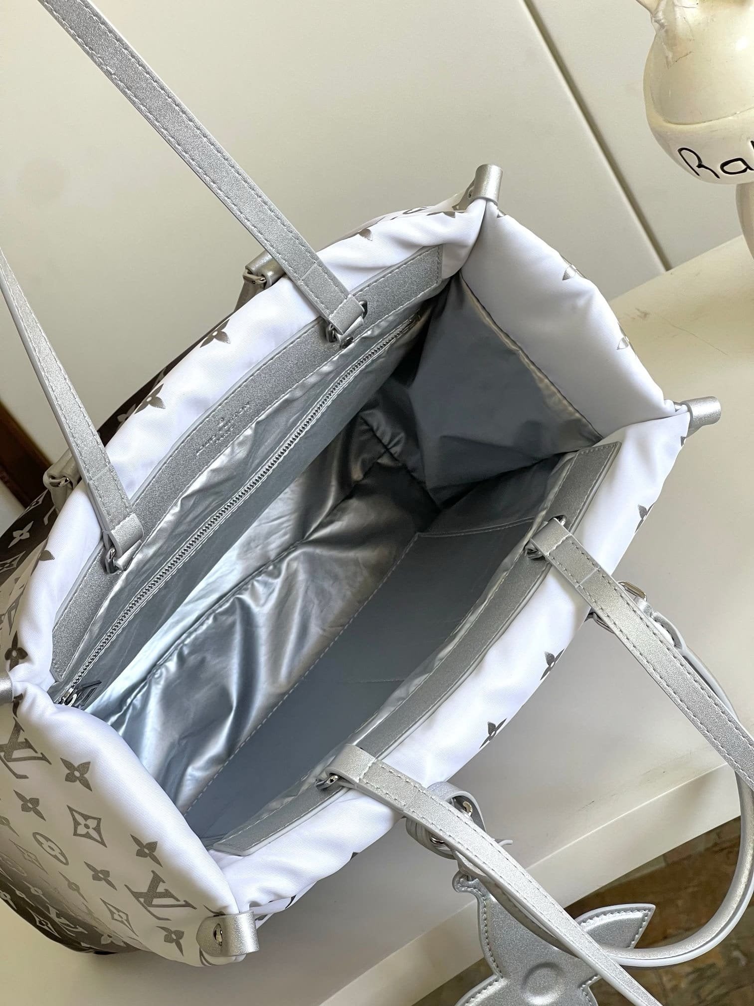 Louis Vuitton M11847 OnTheGo MM