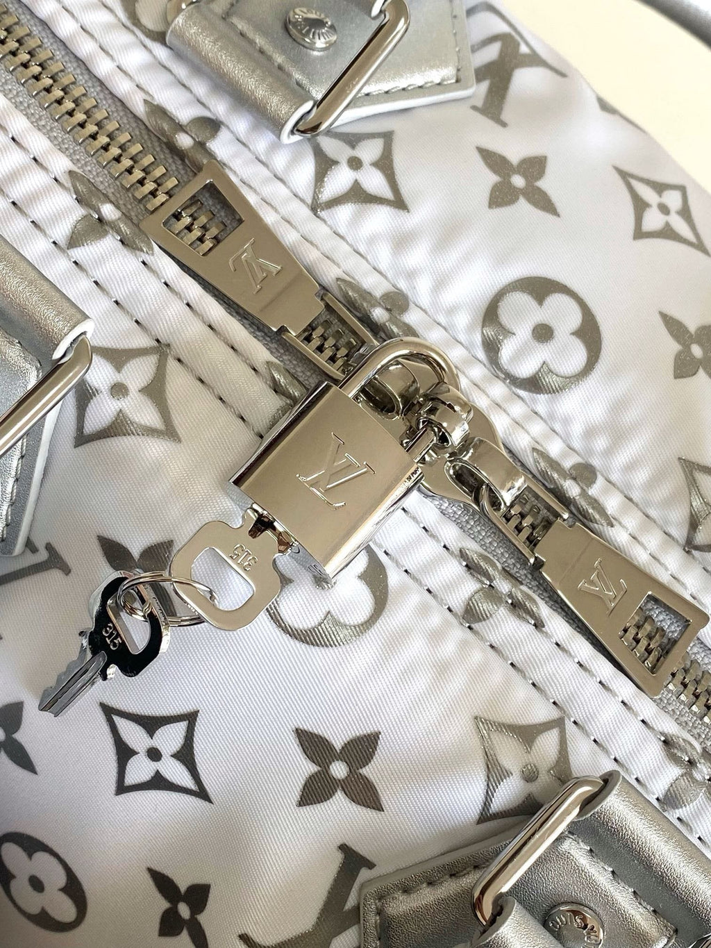 Louis Vuitton M12067 LV Ski Keepall Bandoulière 45