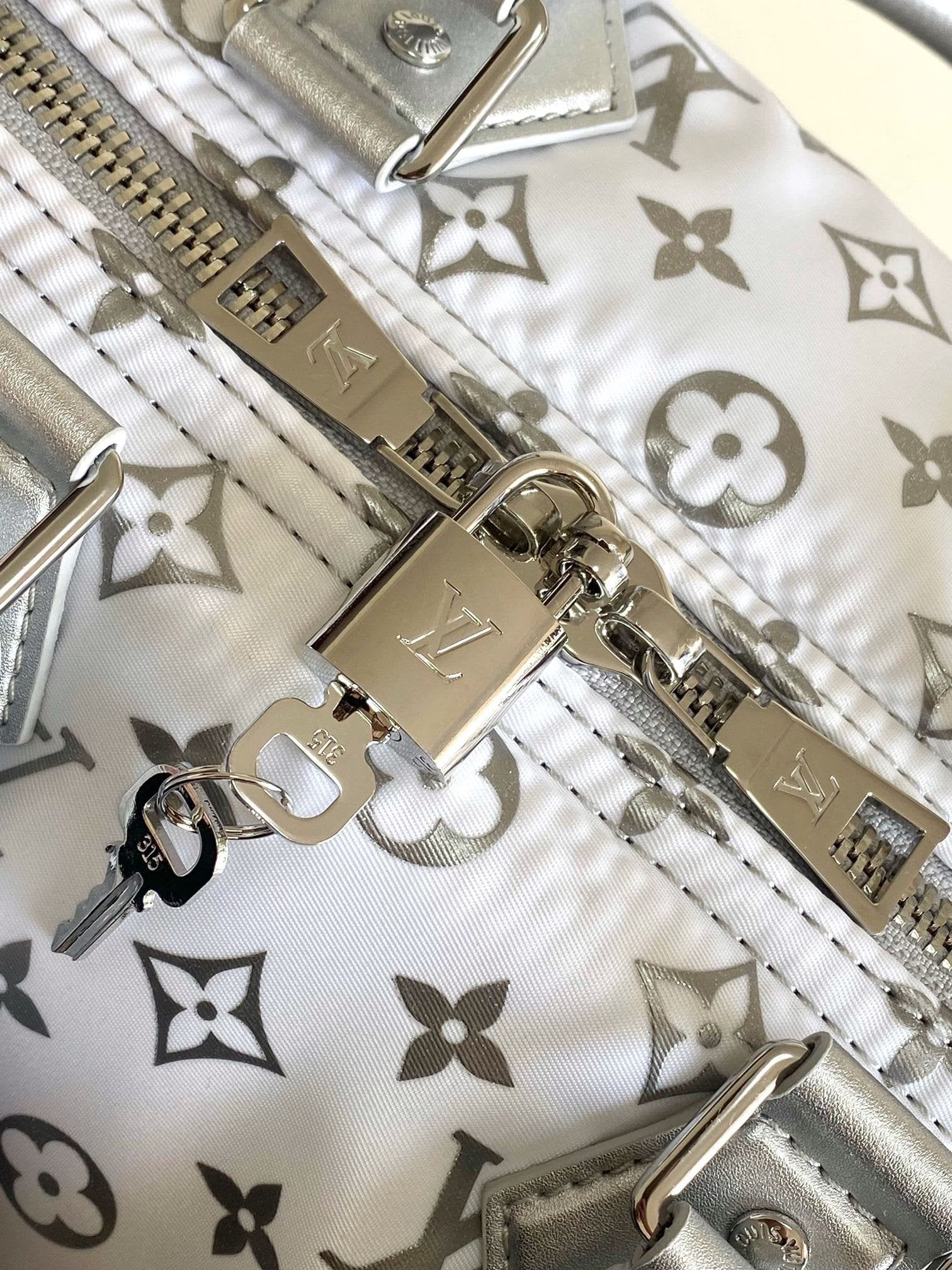 Louis Vuitton M12067 LV Ski Keepall Bandoulière 45