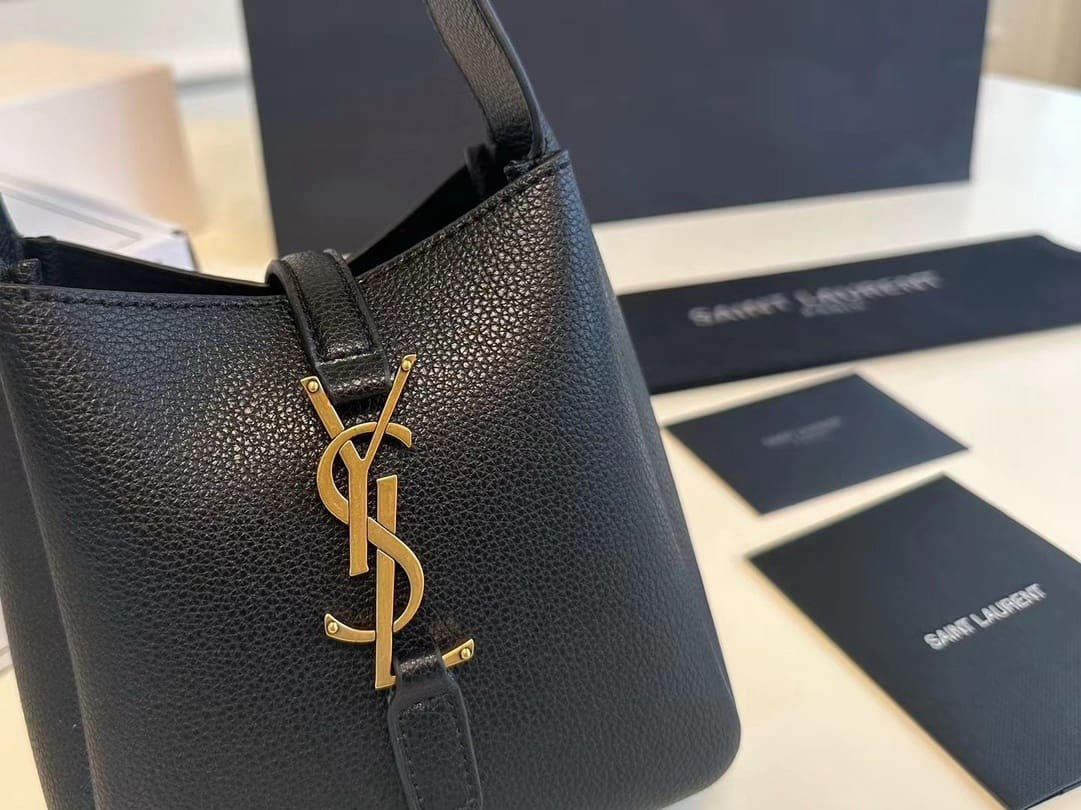 Saint Laurent LE 5 À 7 supple baby in grained leather