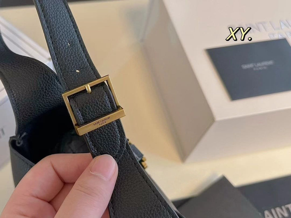 Saint Laurent LE 5 À 7 supple baby in grained leather