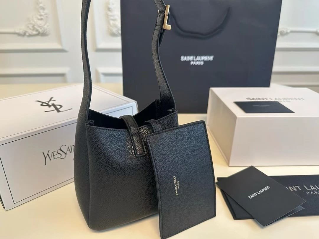 Saint Laurent LE 5 À 7 supple baby in grained leather