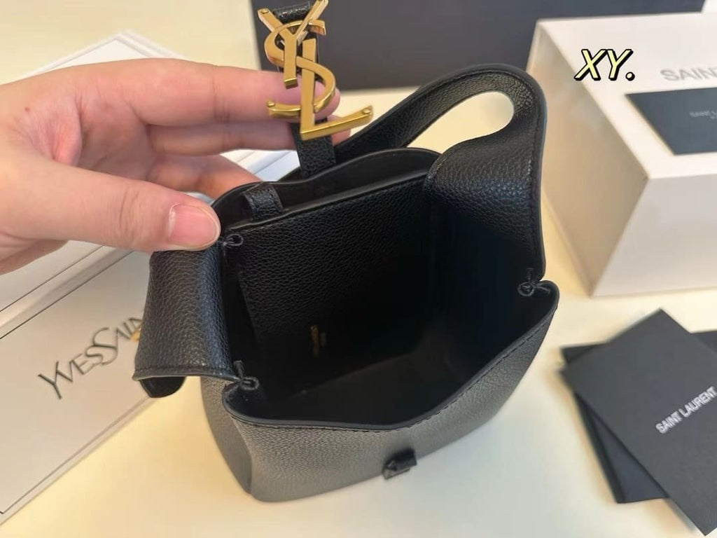 Saint Laurent LE 5 À 7 supple baby in grained leather