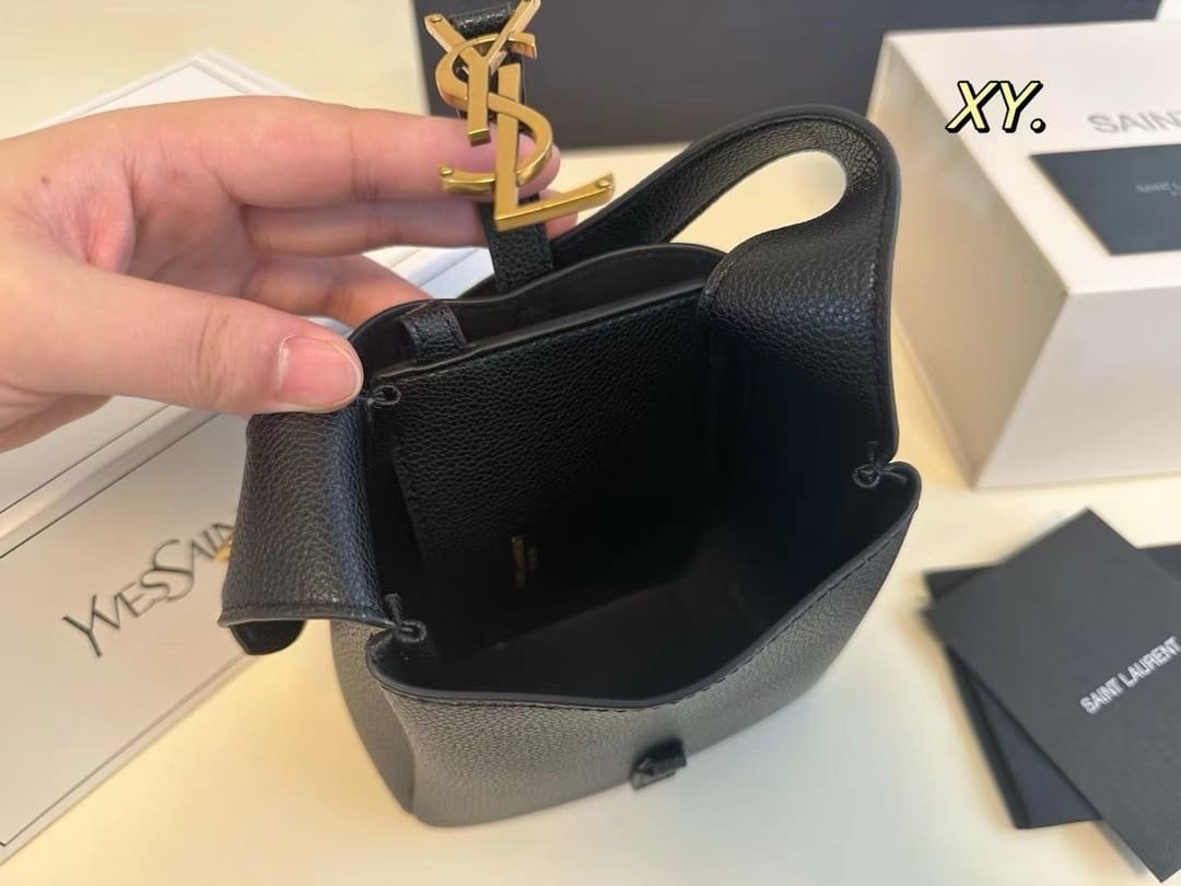 Saint Laurent LE 5 À 7 supple baby in grained leather
