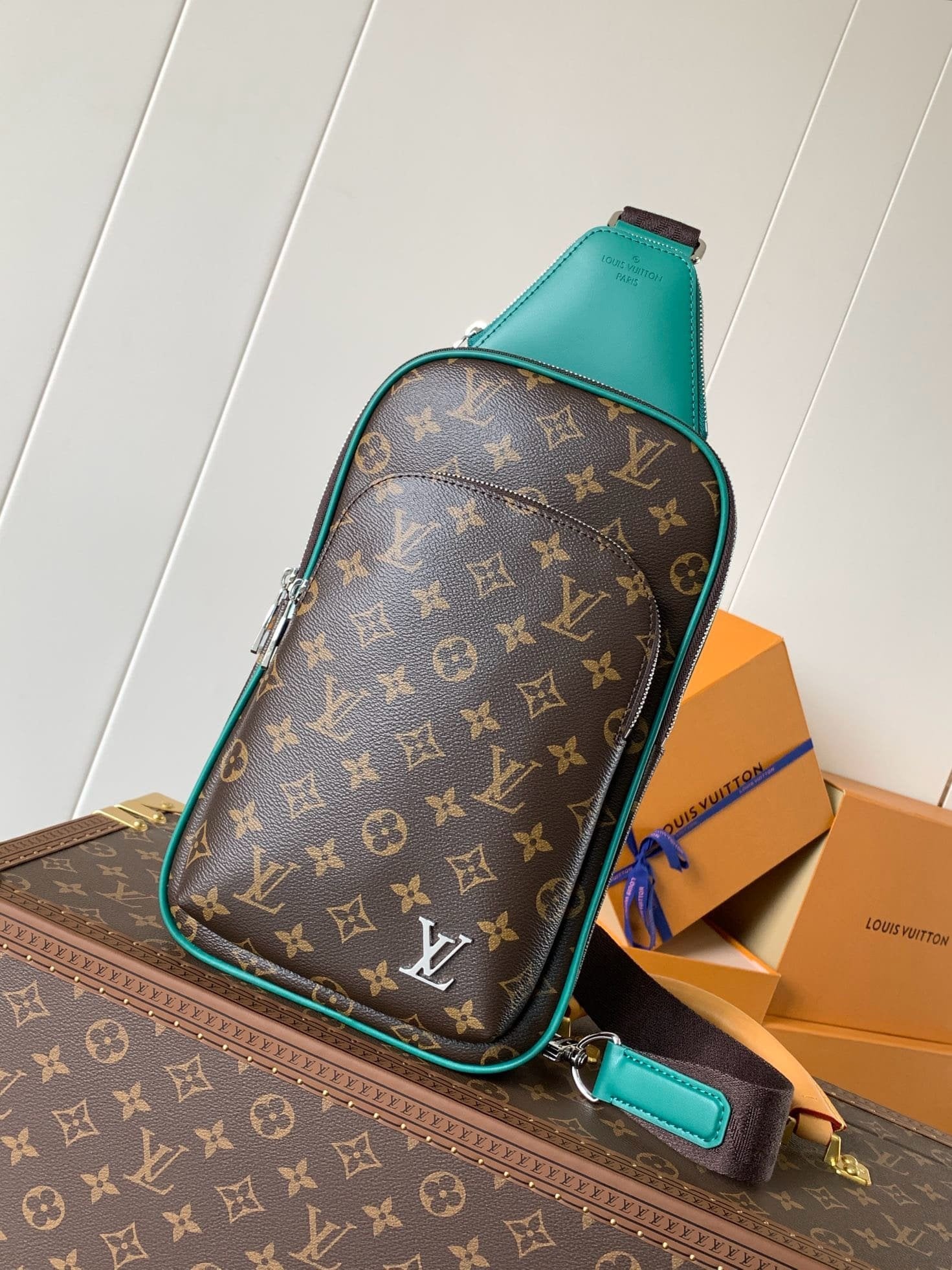 Louis Vuitton M12734 Avenue Slingbag