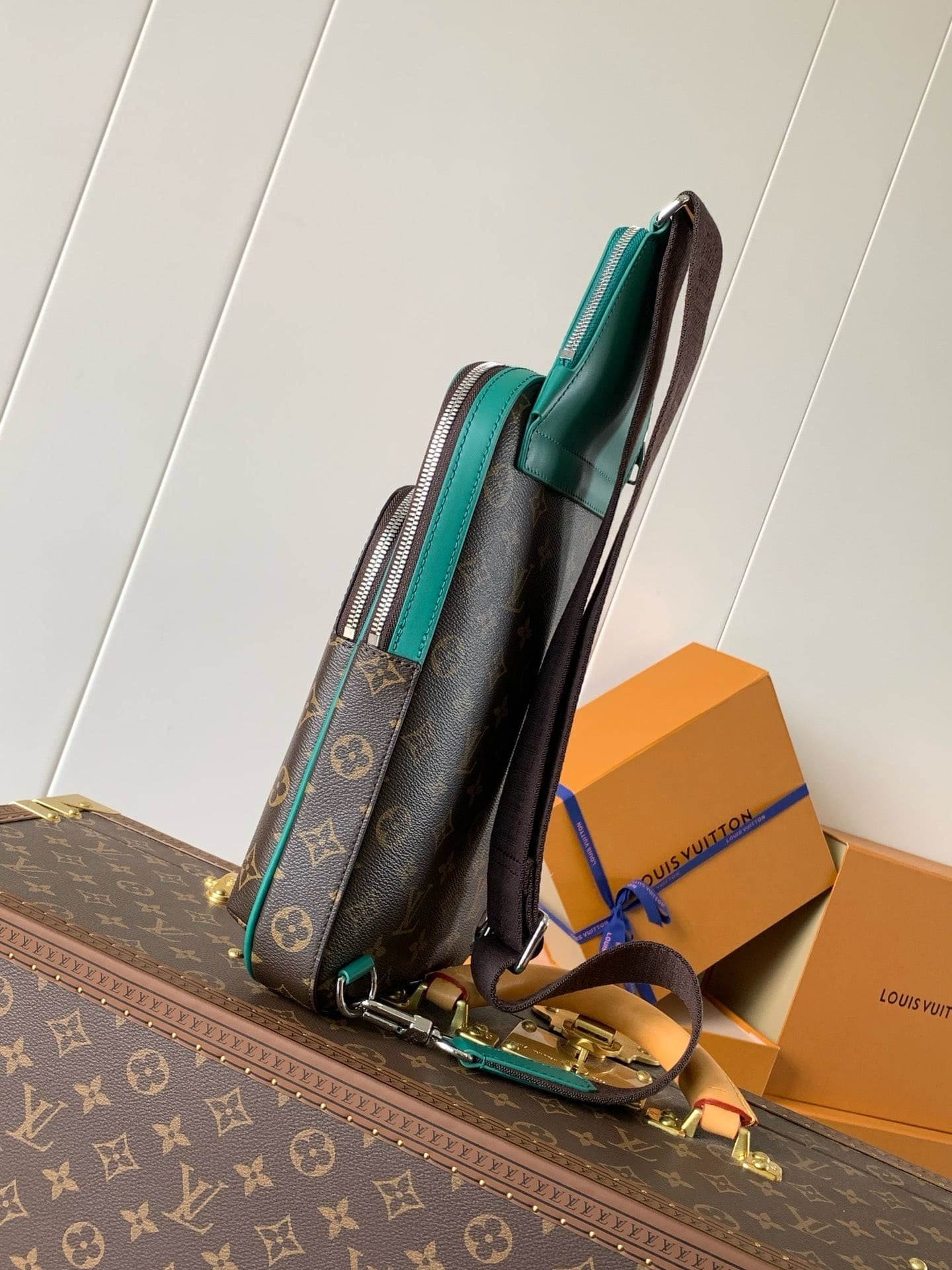 Louis Vuitton M12734 Avenue Slingbag