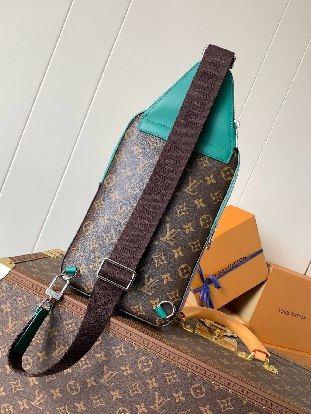 Louis Vuitton M12734 Avenue Slingbag