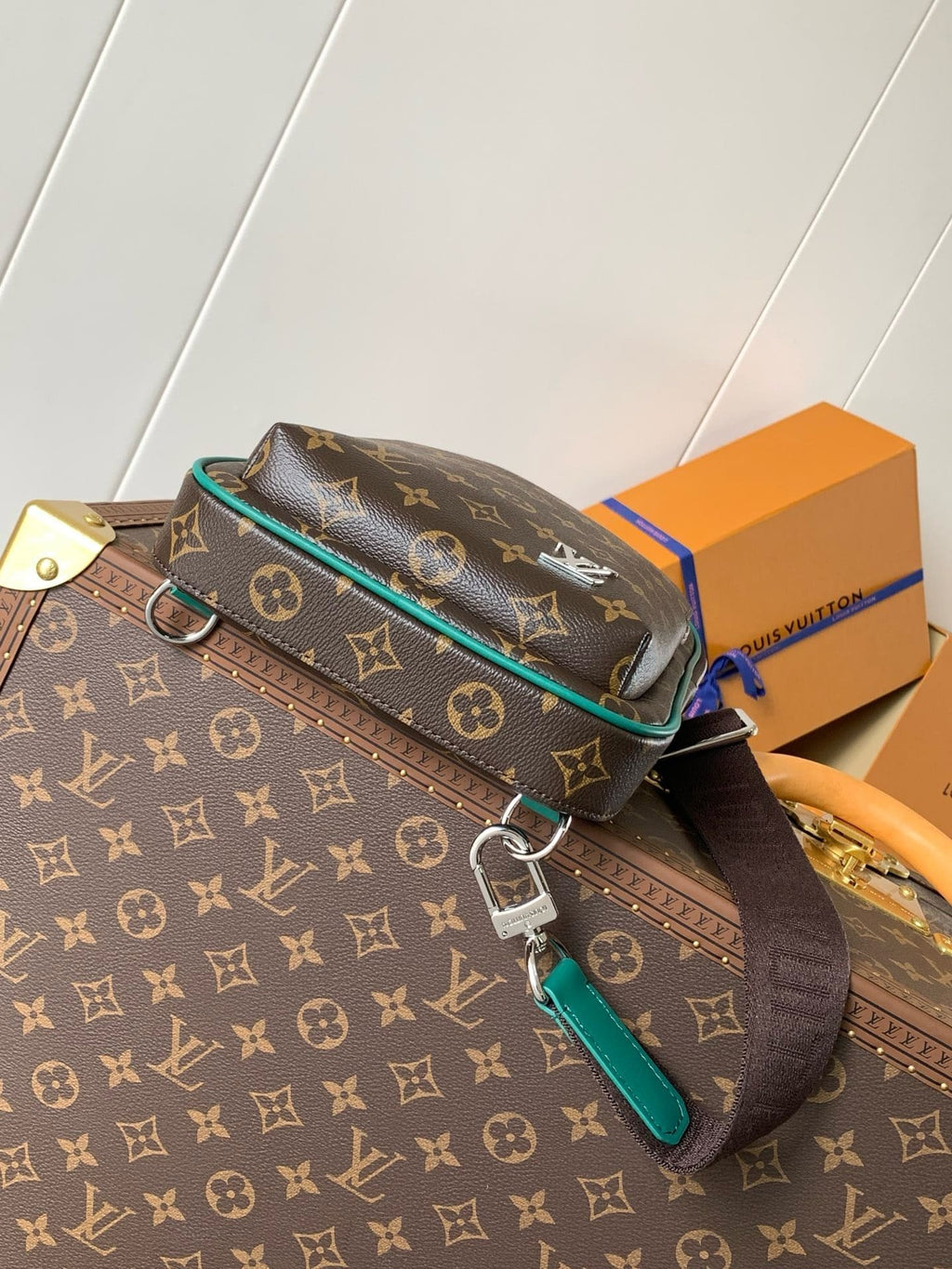 Louis Vuitton M12734 Avenue Slingbag
