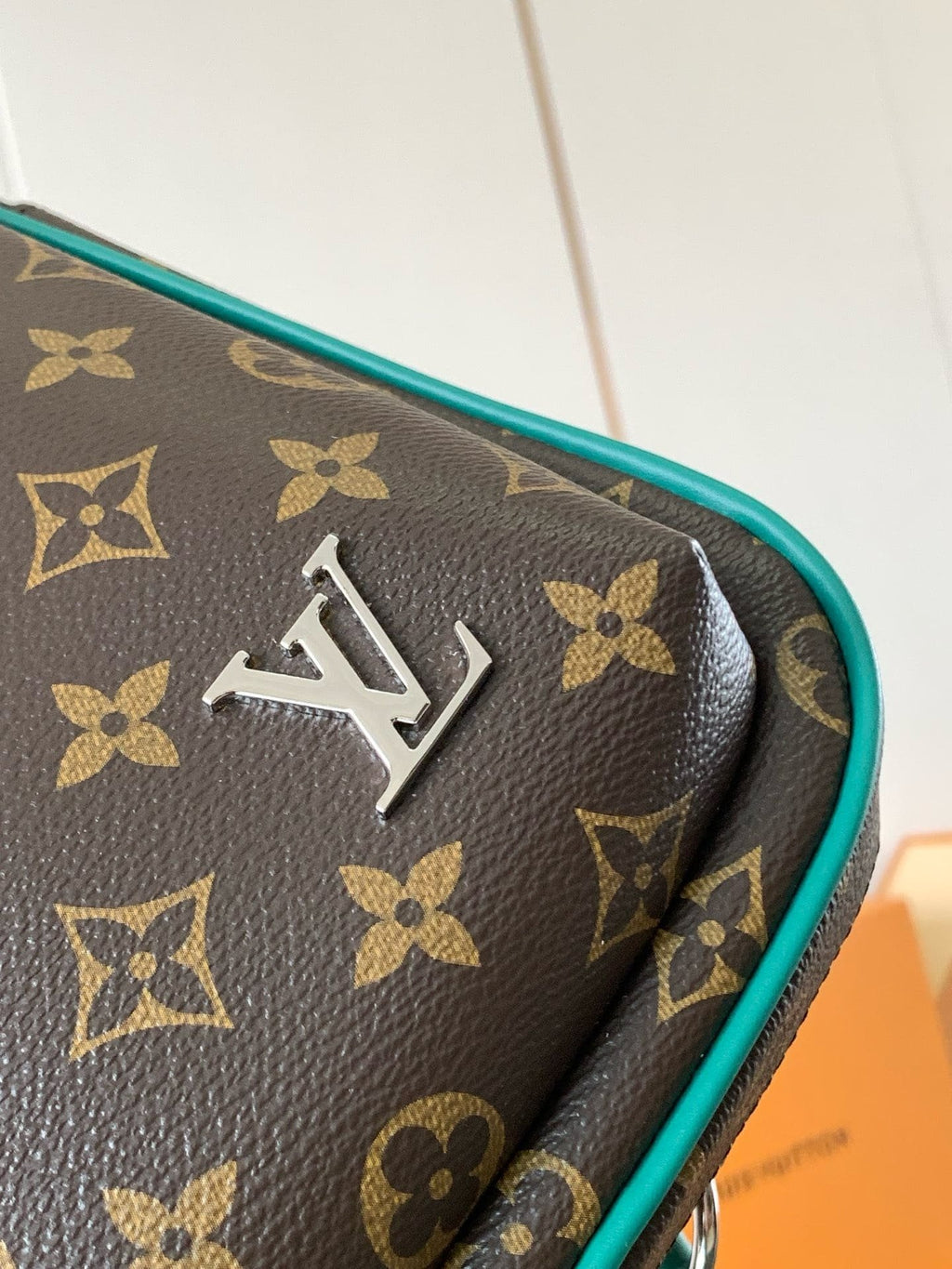 Louis Vuitton M12734 Avenue Slingbag