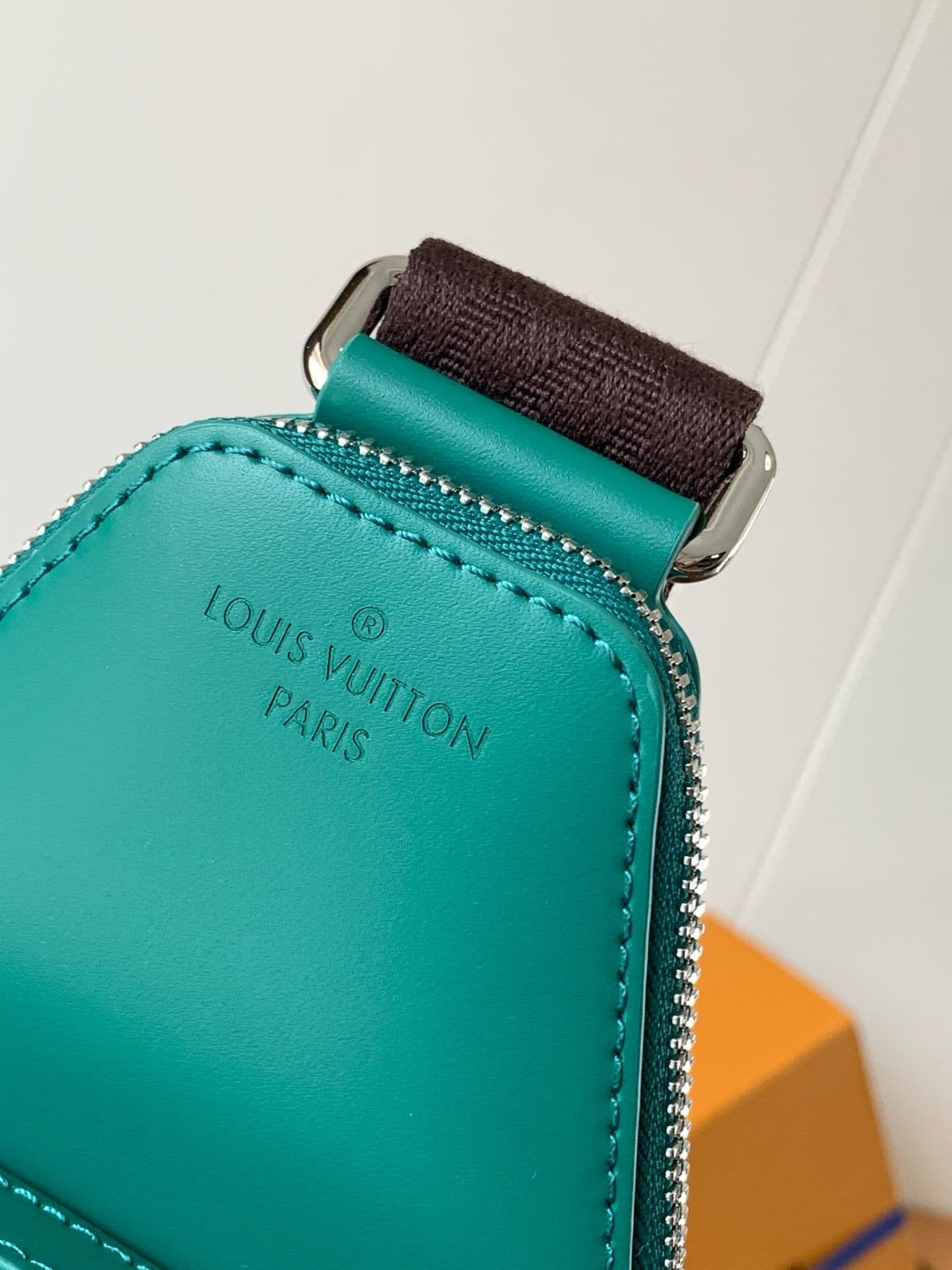 Louis Vuitton M12734 Avenue Slingbag