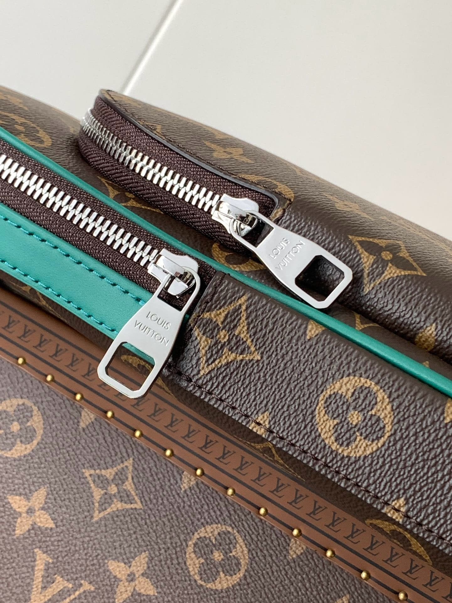 Louis Vuitton M12734 Avenue Slingbag