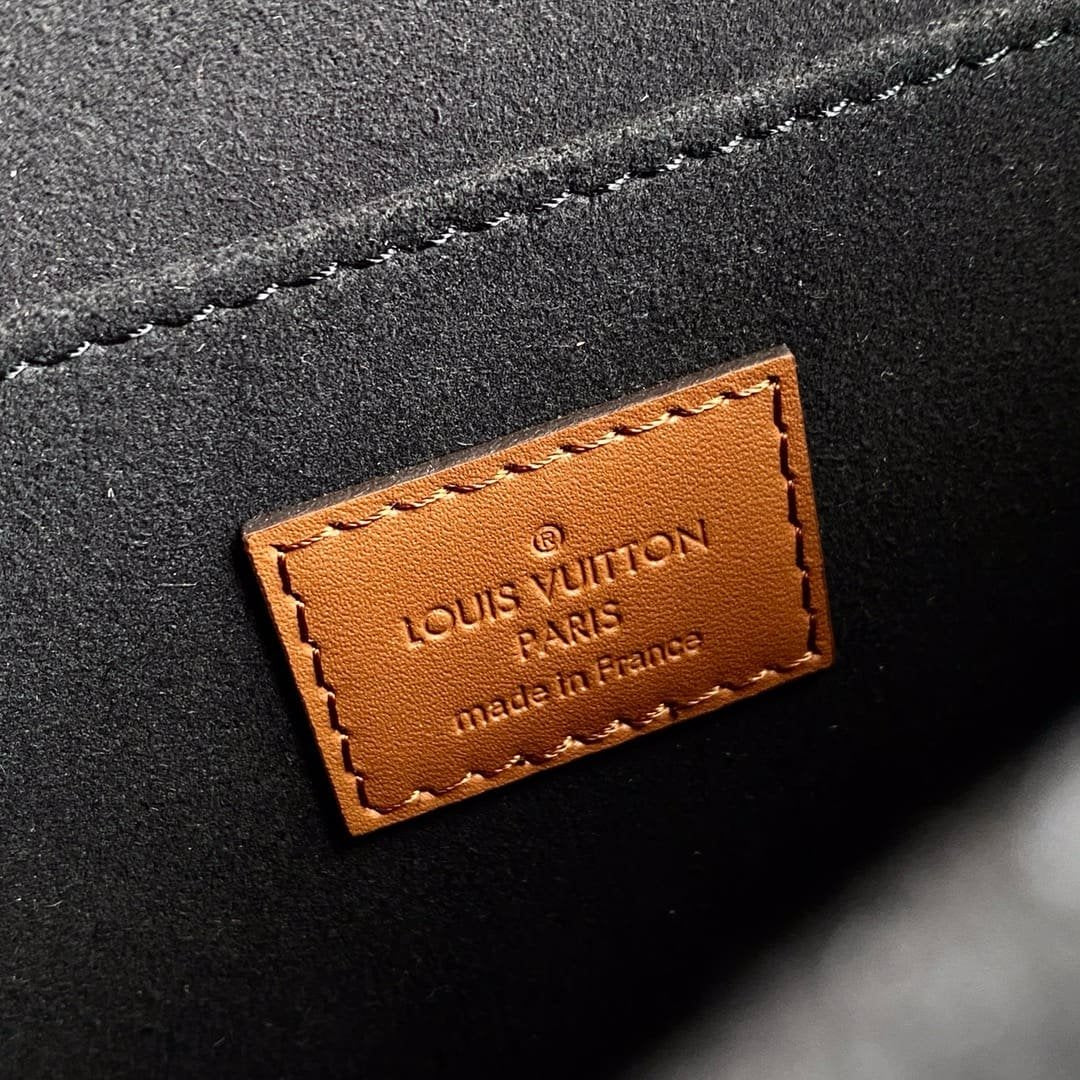 Louis Vuitton Dauphine MM Bag M44391