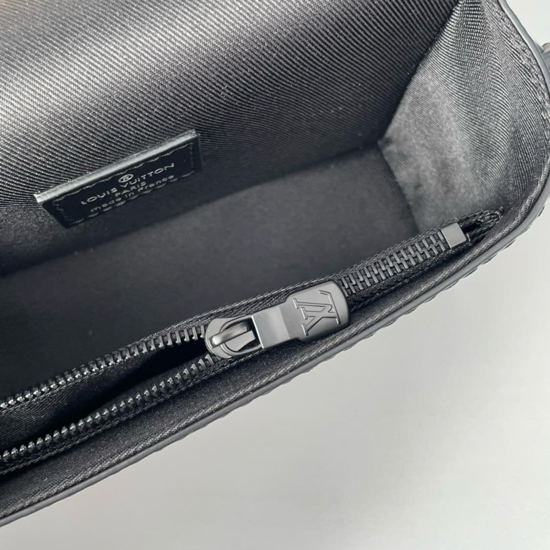 Louis Vuitton M81783 Steamer Wearable Wallet