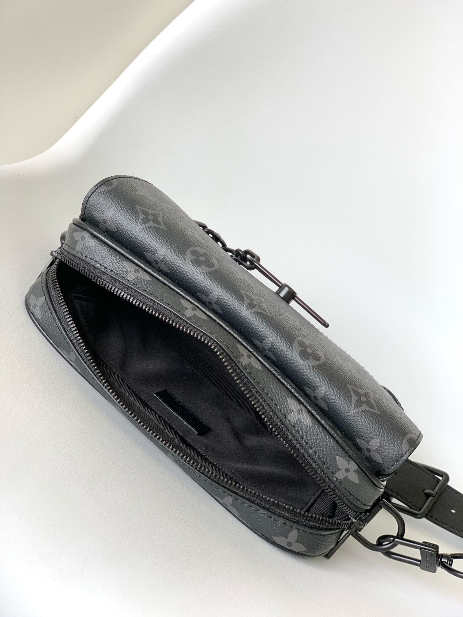 Louis Vuitton M46795 Steamer Messenger