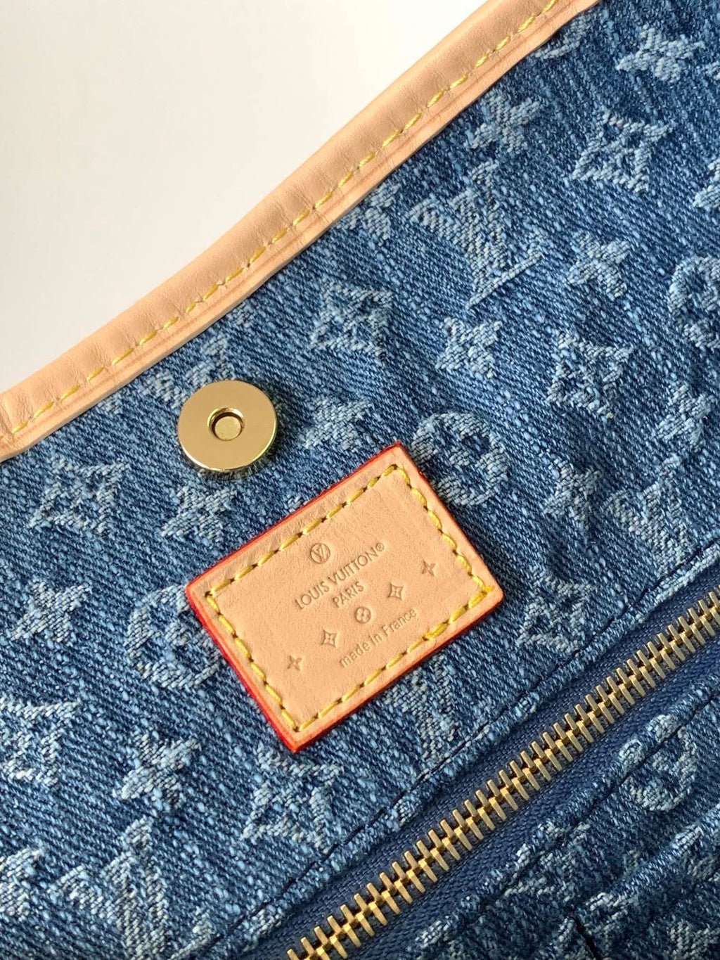 Louis Vuitton M46855 CarryAll MM