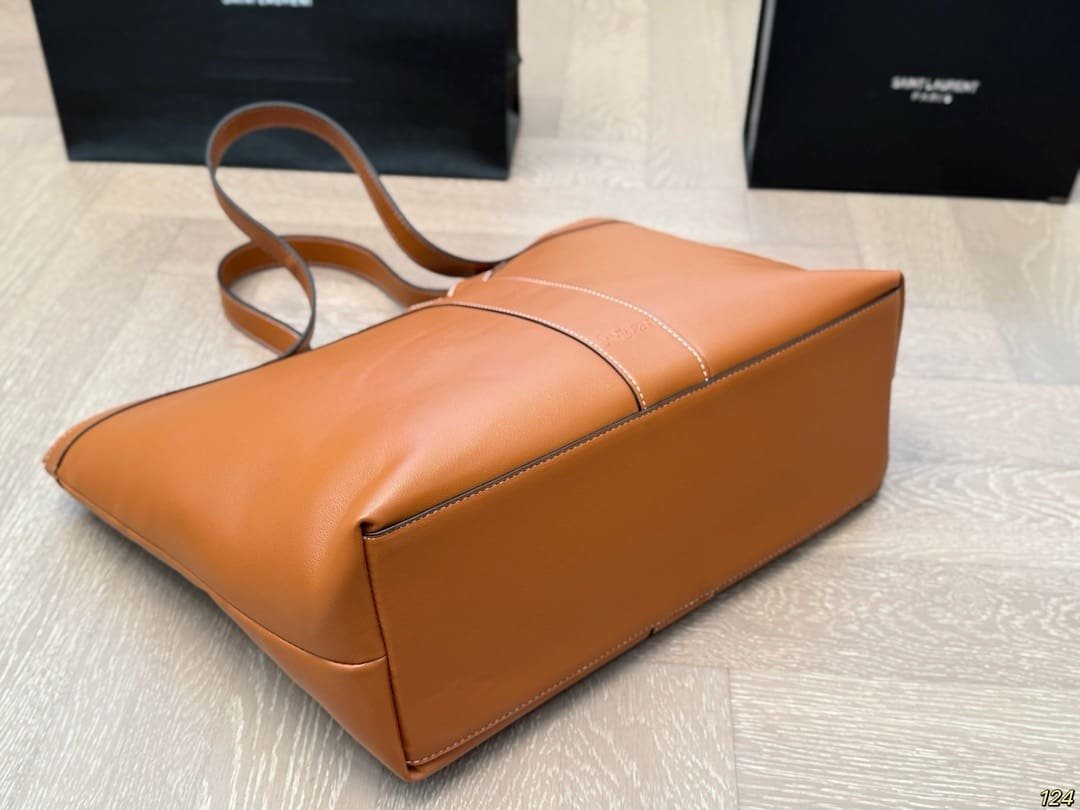 Saint Laurent Y TOTE IN LEATHER
