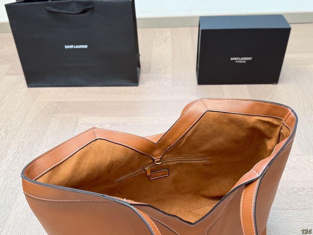 Saint Laurent Y TOTE IN LEATHER