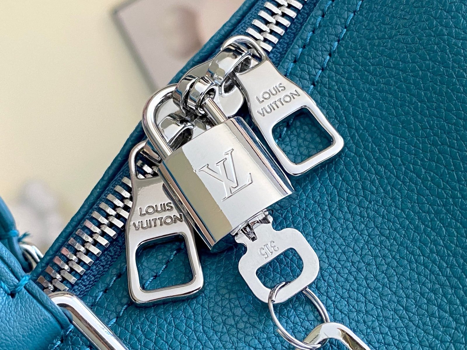 Louis Vuitton M23727 Keepall Bandoulière 50
