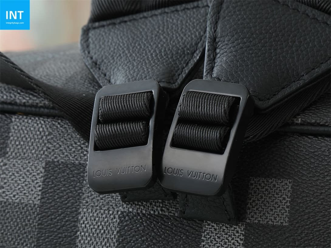 Louis Vuitton M14952 Christopher MM