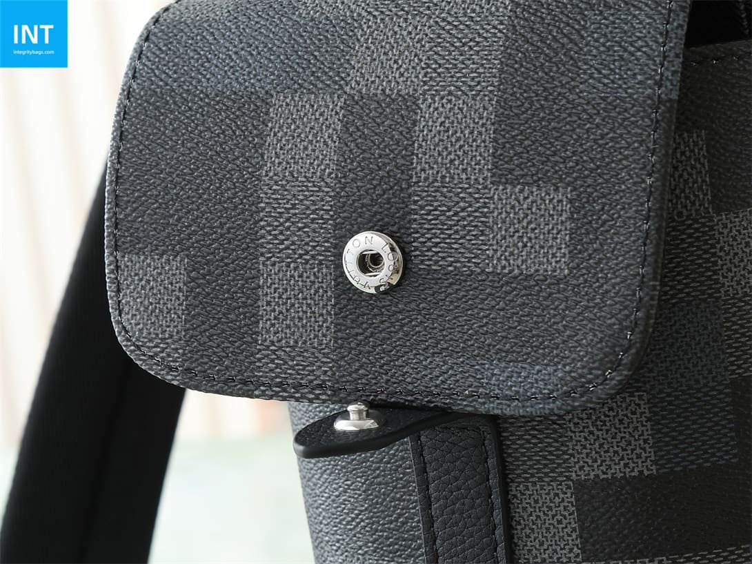 Louis Vuitton M14952 Christopher MM