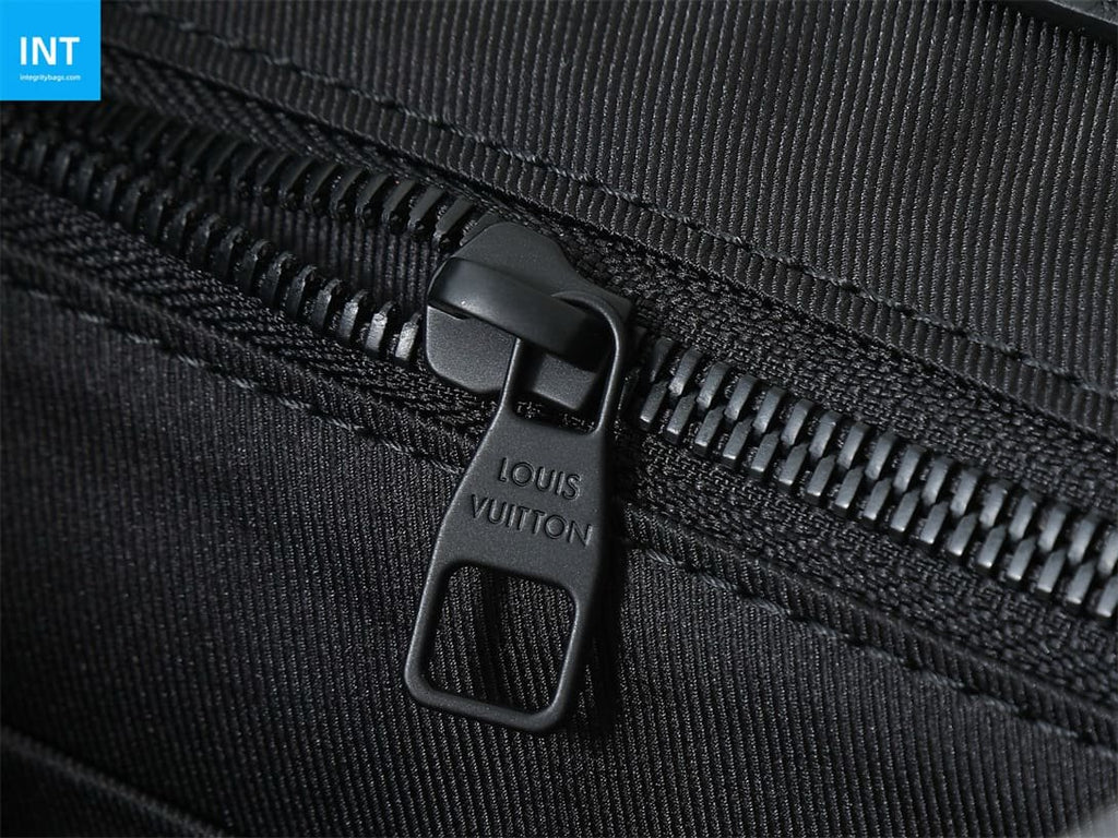 Louis Vuitton M14952 Christopher MM