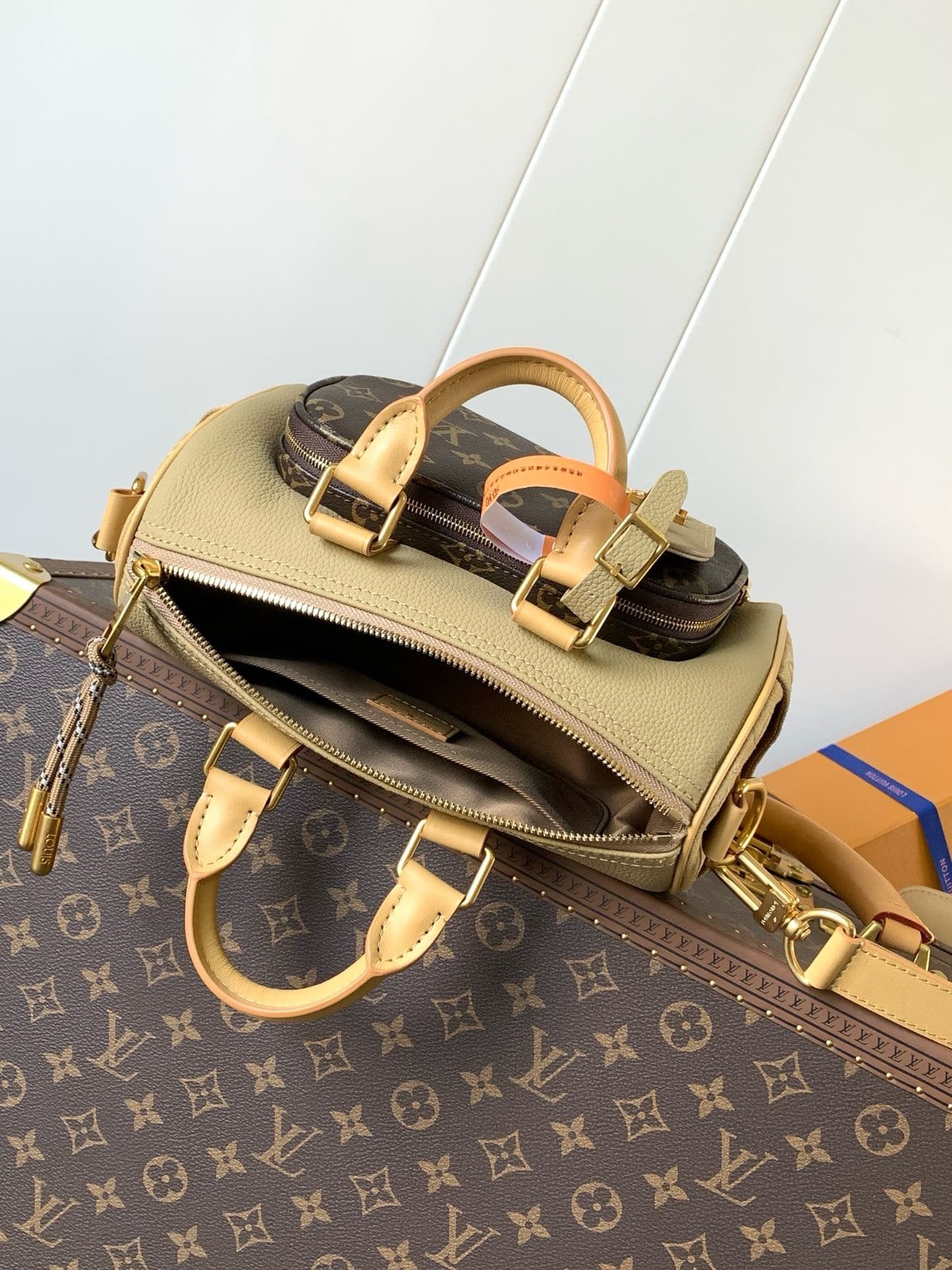 Louis Vuitton M12627 Keepall Bandoulière 25